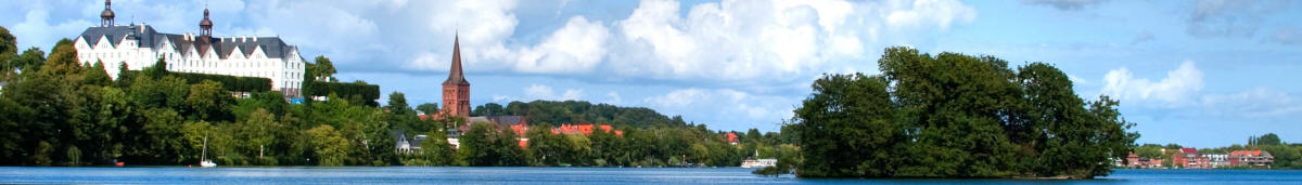 Plöner See mit dem Plöner Schloss im Hintergrund